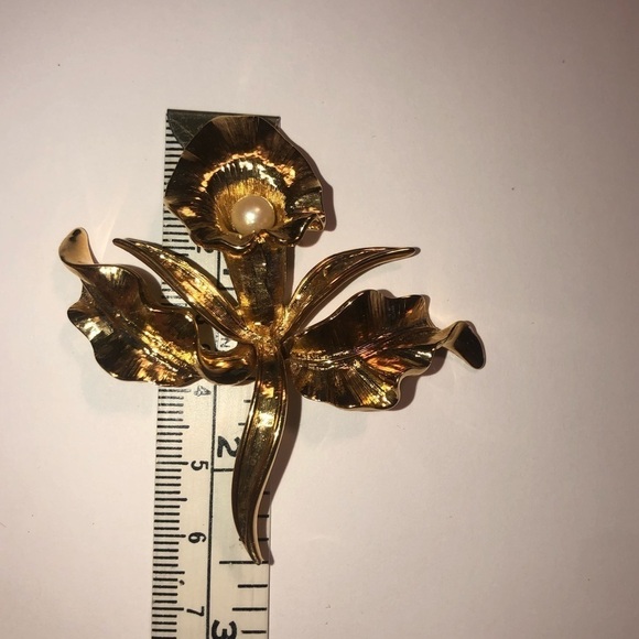 VTG Nina Ricci Gold Tone Iris Brooch w Pearl Accent 2.5” - Picture 4 of 4